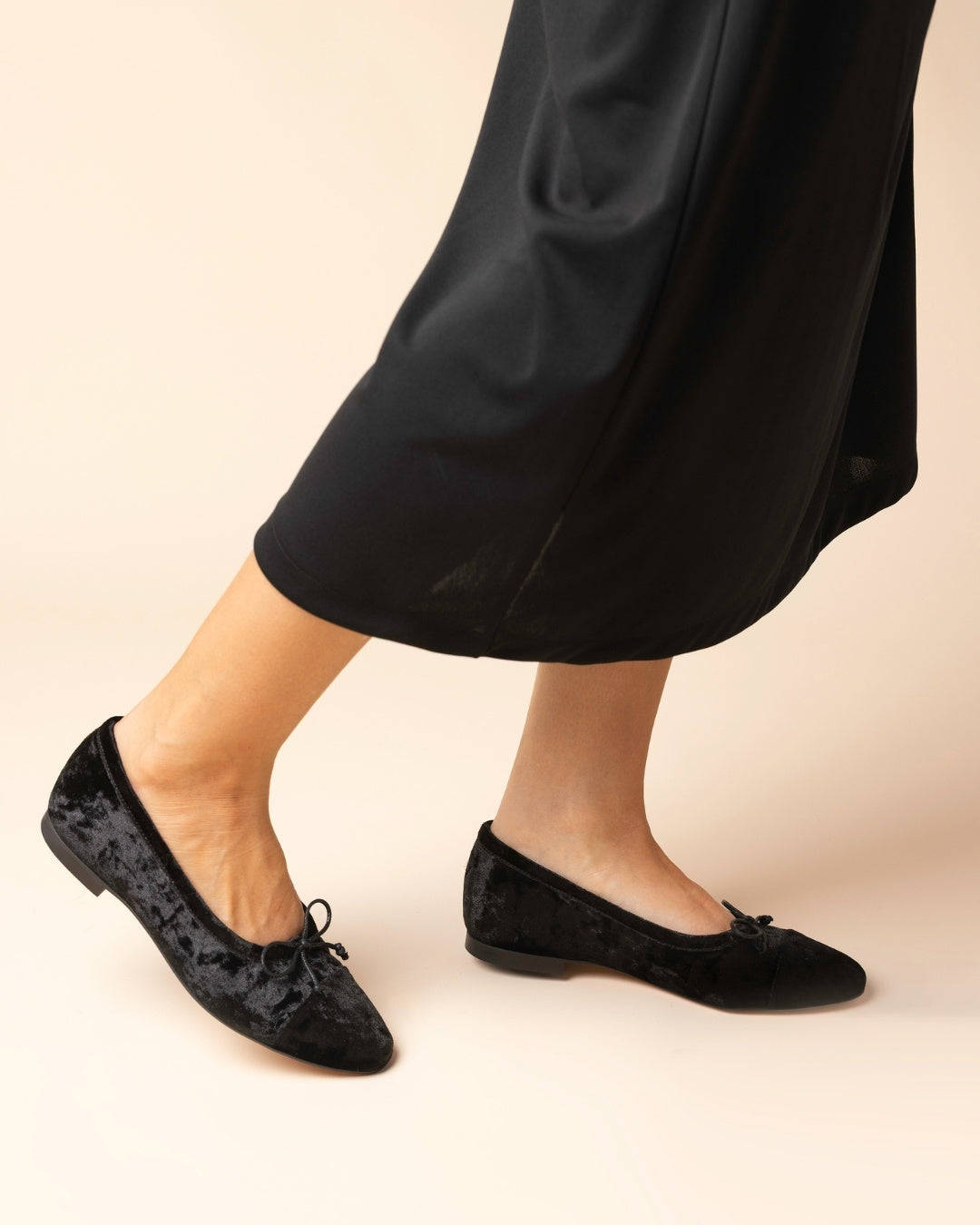 Black velvet handbag by Menina Step, handmade in Spain, featuring elegant design and soft velvet material.