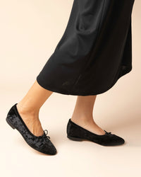 Black velvet handbag by Menina Step, handmade in Spain, featuring elegant design and soft velvet material.