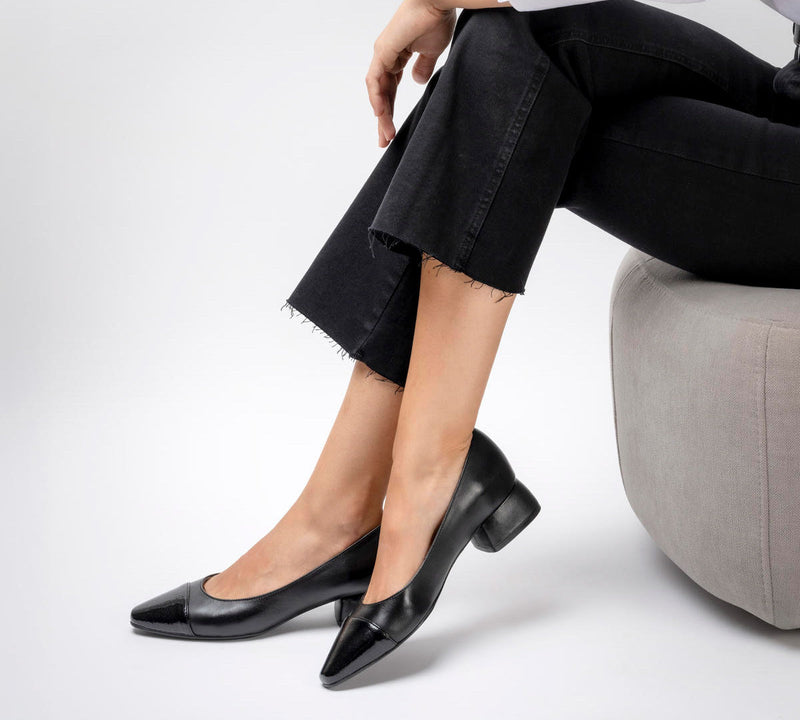 Handmade black leather handbag from Menina Step's Berta All Black collection, featuring sleek design and polished finish.