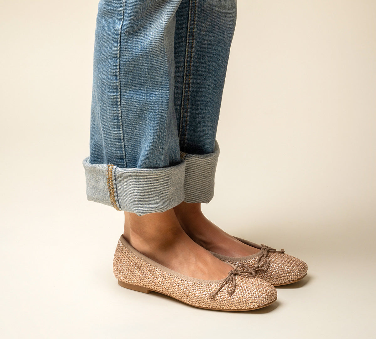 Menina Step Brive Woven handcrafted in Spain, showcasing intricate woven pattern and natural textile details.