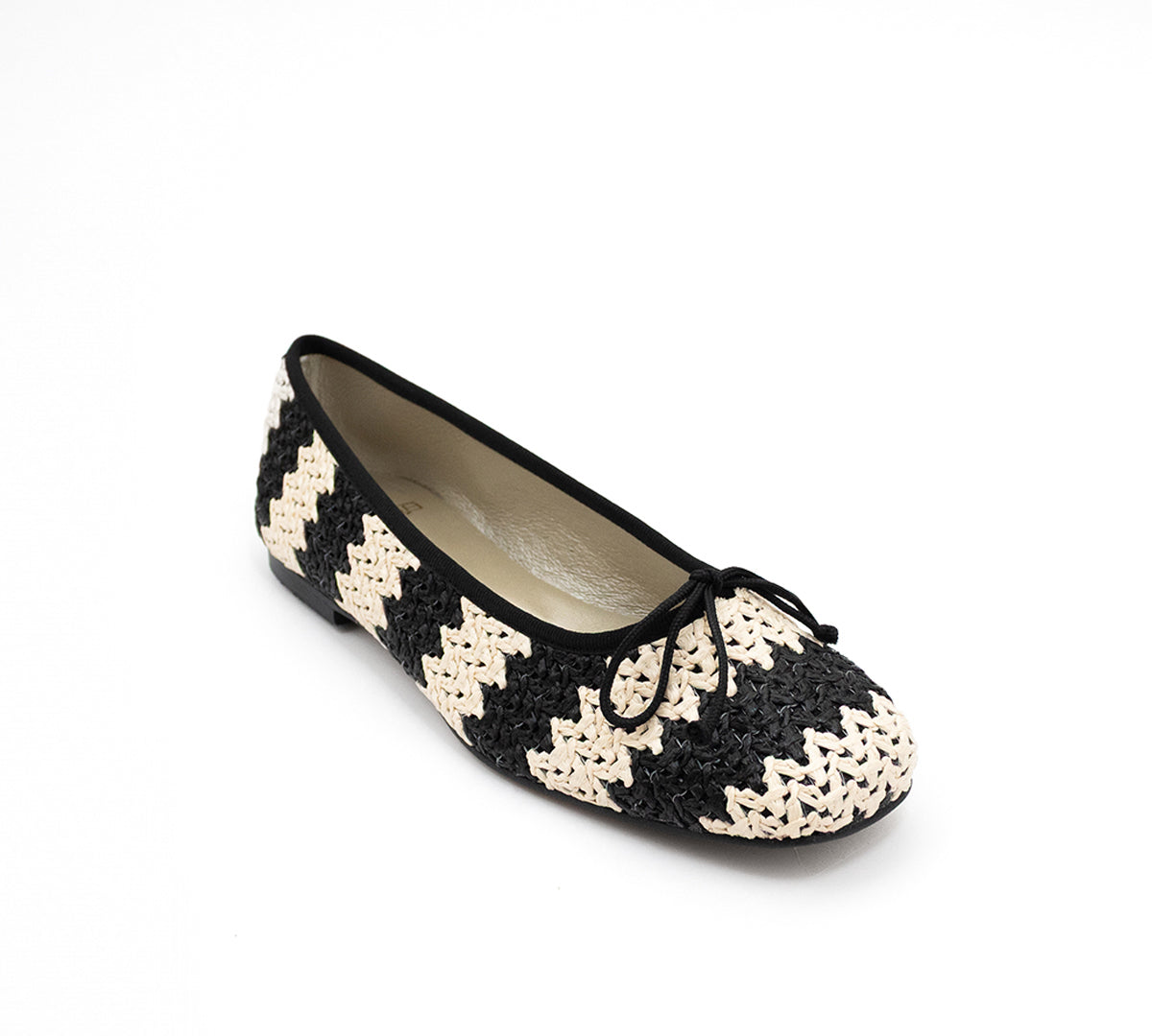 Menina Step Brive Raffia bag, handmade in Spain, featuring woven raffia material with leather accents and a sturdy shoulder strap.