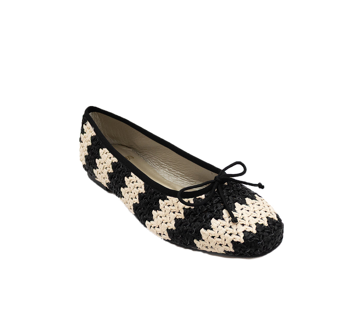 Handmade Lucy Raffia bag by Menina Step with round shape and woven raffia material, crafted in Spain.
