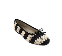 Handmade Lucy Raffia bag by Menina Step with round shape and woven raffia material, crafted in Spain.