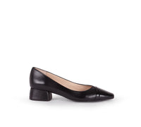 Handmade black leather Berta shoes by Menina Step, featuring a sleek winter design and detailed craftsmanship from Spain.