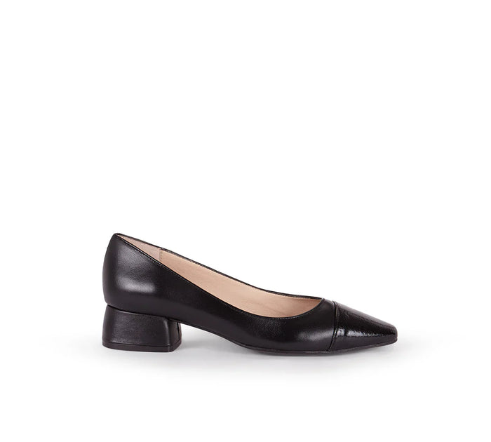 Handmade black leather Berta shoes by Menina Step, featuring a sleek winter design and detailed craftsmanship from Spain.