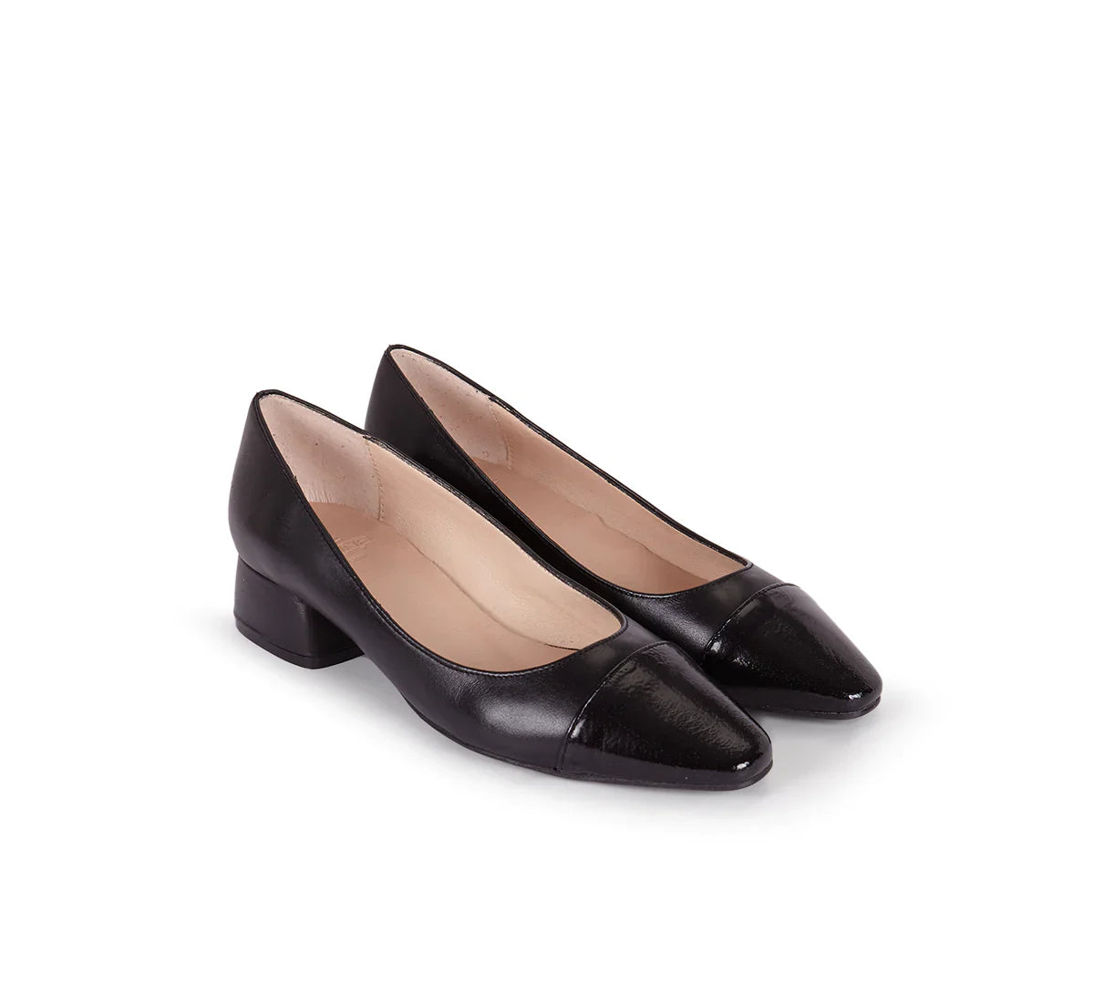 Handmade black leather shoes from Menina Step's Berta All Black collection, showcasing sleek design and craftsmanship in Spain.