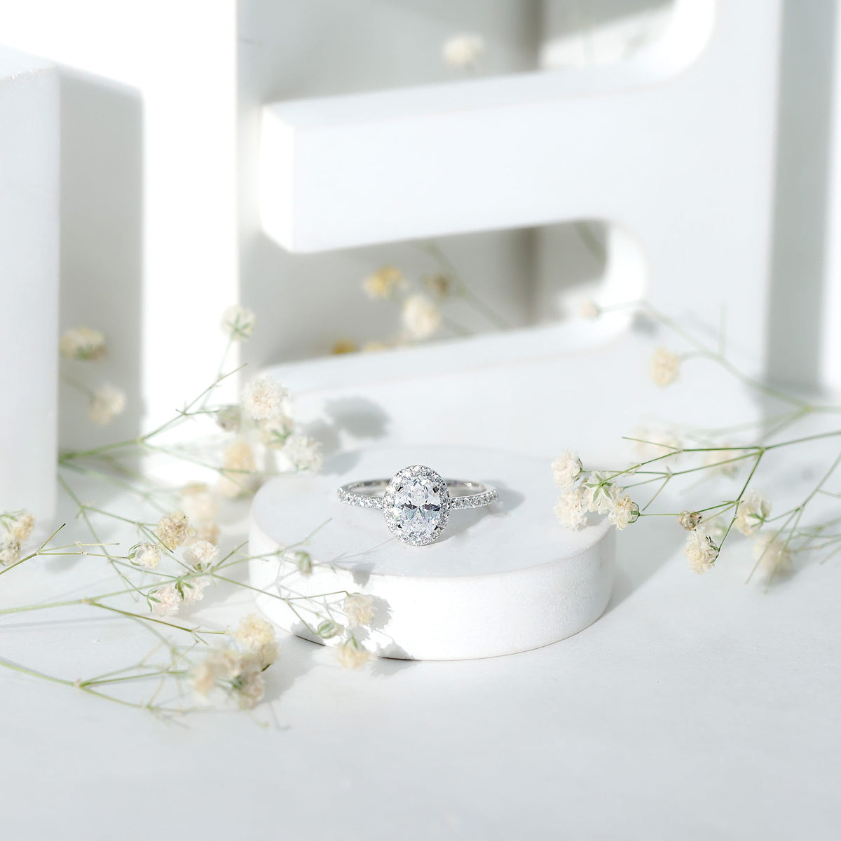 1.2 Carat Cubic Zirconia Oval Halo Engagement Ring for Women