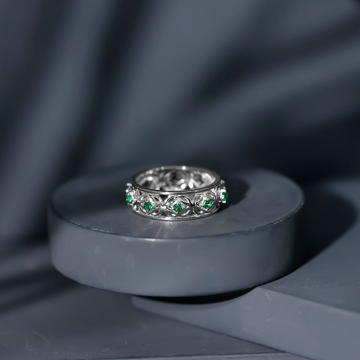 Vintage-looking lab-grown emerald wedding band for women by Rosec Jewels, featuring intricate design and vibrant green emeralds.