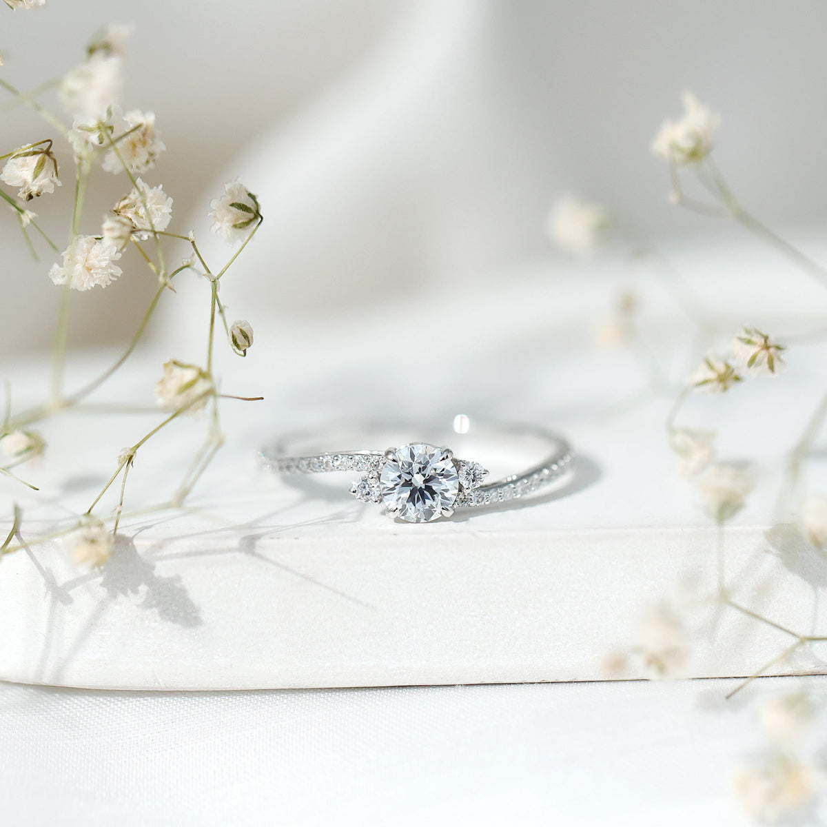 Lab Grown Diamond 6 MM Solitaire Engagement Ring With Side Stones