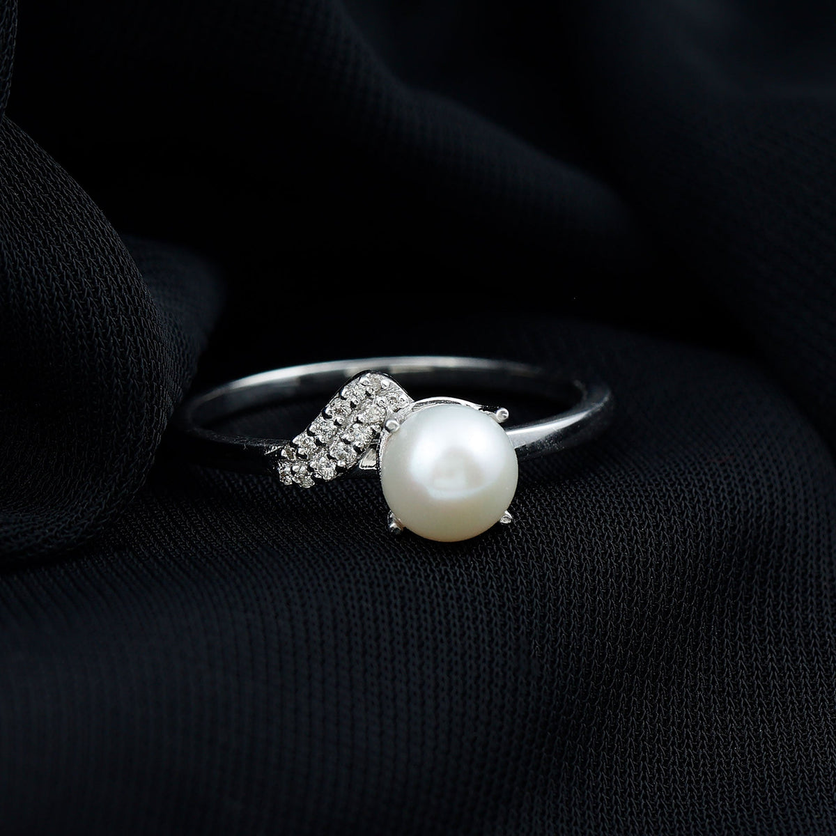 Rosec Jewels cultured 3-carat freshwater pearl solitaire engagement ring with a diamond, showcasing a elegant ring design.