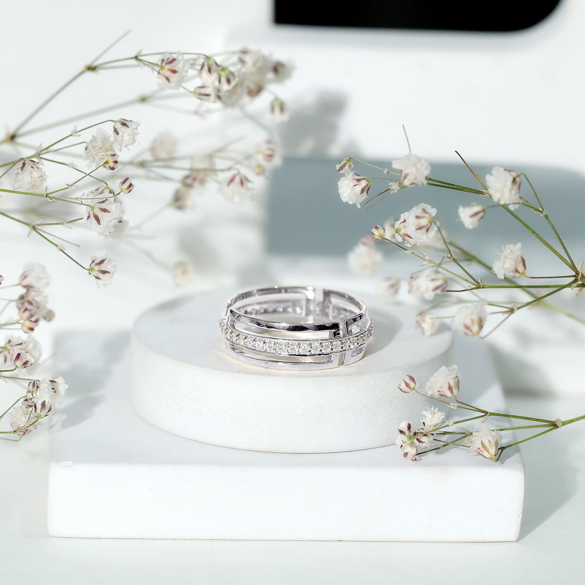 Rosec Jewels Moissanite wedding band in pinpoint setting, showcasing sparkling gemstones on a sleek gold ring.