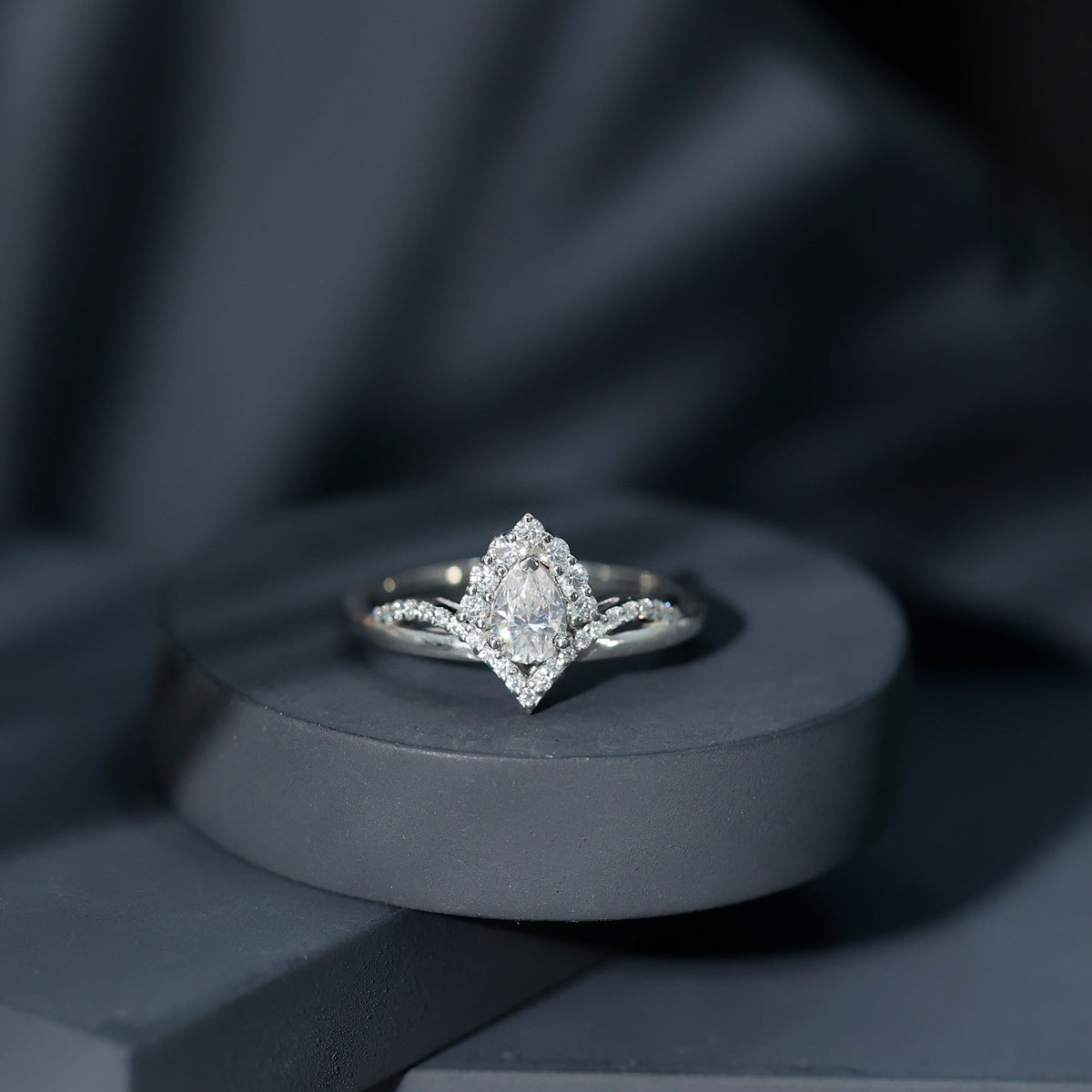 Pear-shaped moissanite engagement ring with 0.79 carats set in a rose gold band by Rosec Jewels.