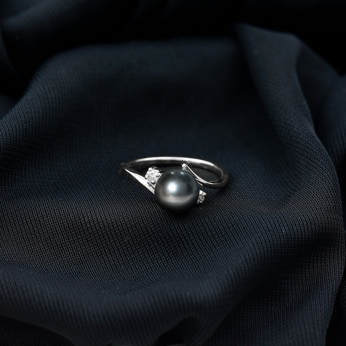 Natural Tahitian black pearl diamond vintage engagement ring featuring a central black pearl and sparkling diamonds in a classic setting.
