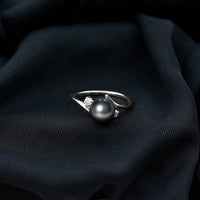 Natural Tahitian black pearl diamond vintage engagement ring featuring a central black pearl and sparkling diamonds in a classic setting.