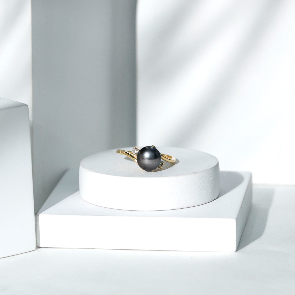 Natural Tahitian black pearl diamond vintage engagement ring from Rosec Jewels featuring a dark pearl and sparkling diamonds in a vintage setting.