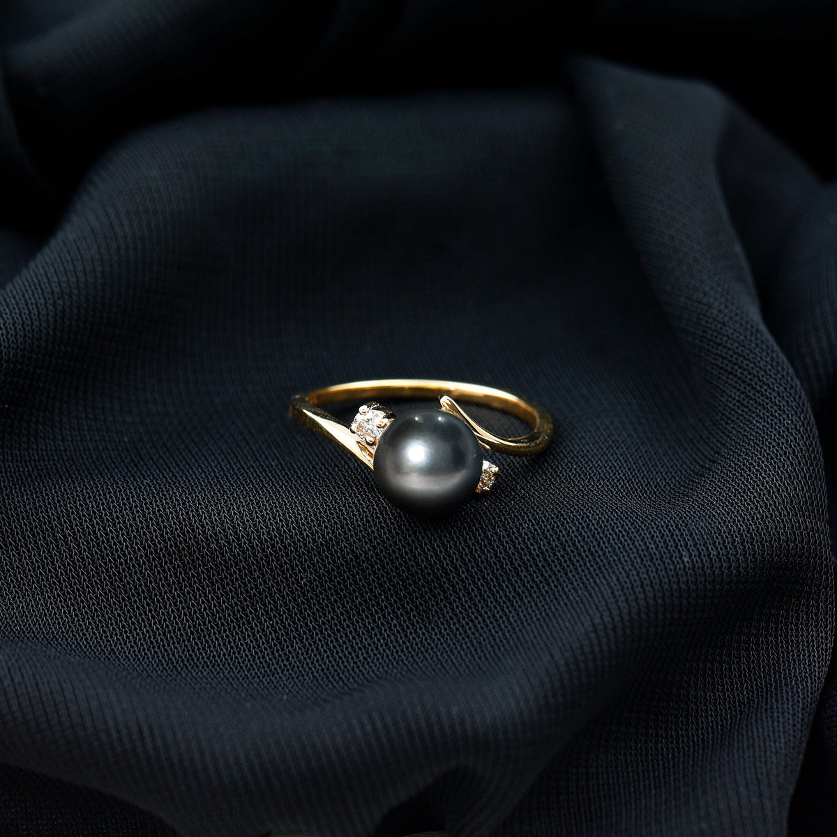 Natural Tahitian black pearl diamond vintage engagement ring from Rosec Jewels, featuring a black pearl and sparkling diamonds.