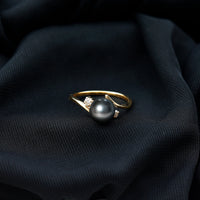 Natural Tahitian black pearl diamond vintage engagement ring from Rosec Jewels, featuring a black pearl and sparkling diamonds.