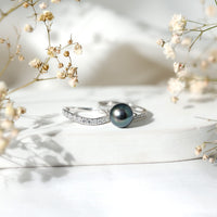 Rosec Jewels designer Tahitian black pearl wedding ring set with sparkling moissanite stones on elegant gold bands.