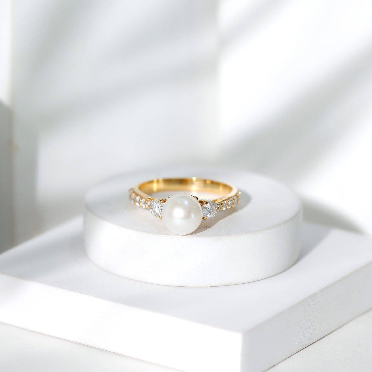 Cultured 7.4-carat freshwater pearl engagement ring with moissanite, featuring a elegant band and detailed craftsmanship.