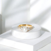 Cultured 7.4-carat freshwater pearl engagement ring with moissanite, featuring a elegant band and detailed craftsmanship.