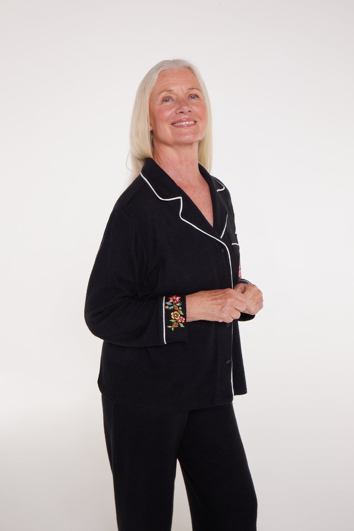 WeloWela Wela Pajama Magnetic Shirt for women in black, featuring a close-up of the shirt's magnetic fastening details.
