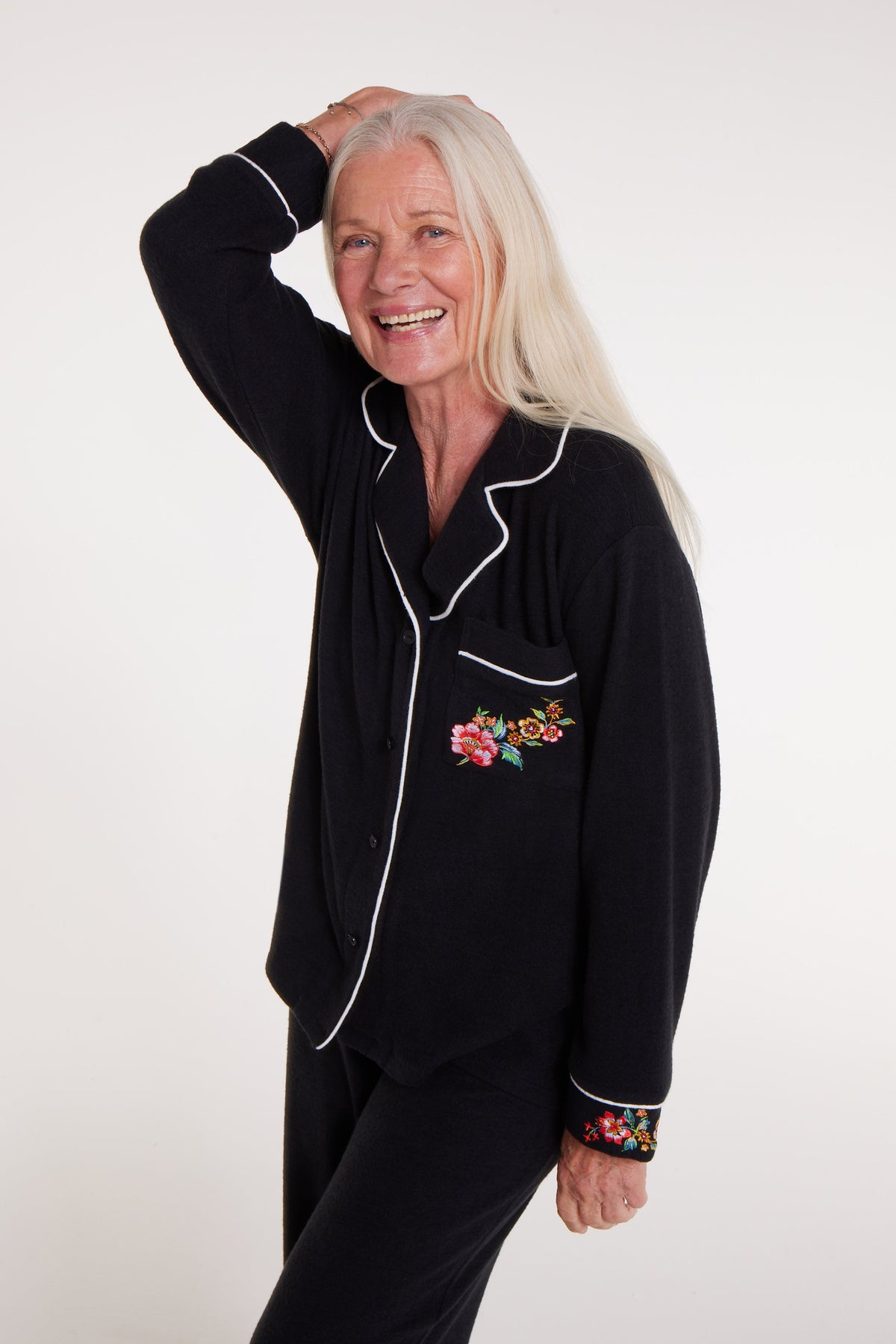 Close-up of WeloWela Wela Pajama Magnetic Shirt for women in black, showing fabric details and magnetic fastening.