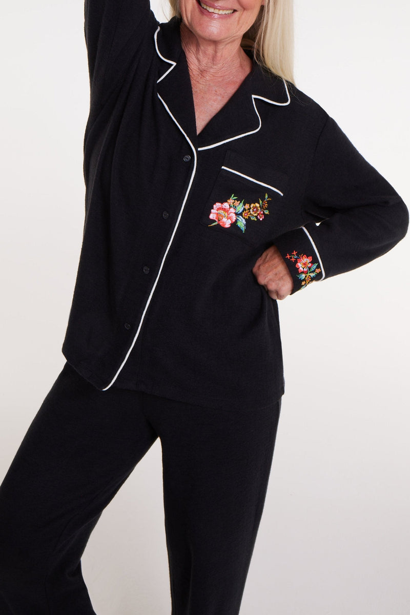 Close-up of WeloWela Wela Pajama Magnetic Shirt for women in black, showing fabric details and magnetic button closures.
