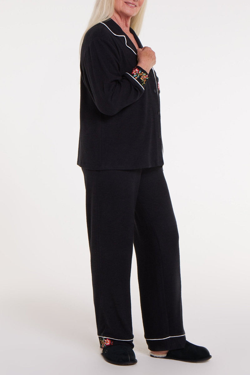 Front view of WeloWela Wela Pajama Adatpable Pant for women in black, featuring a relaxed fit and adjustable waistband.