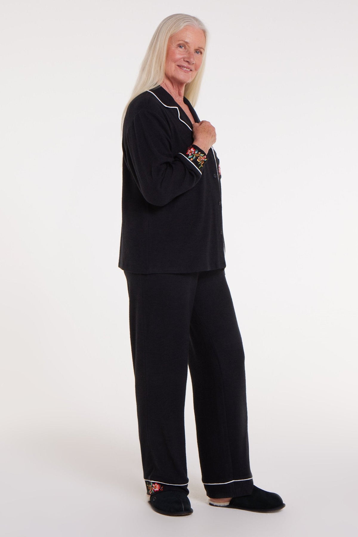 WeloWela women's adaptable pajama pants in black, front view showing comfortable fit and stylish design.