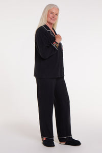 WeloWela women's adaptable pajama pants in black, front view showing comfortable fit and stylish design.