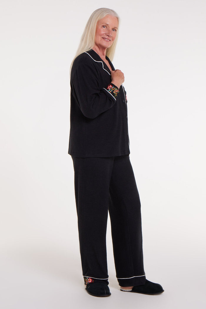 WeloWela women's adaptable pajama pants in black, front view showing comfortable fit and stylish design.