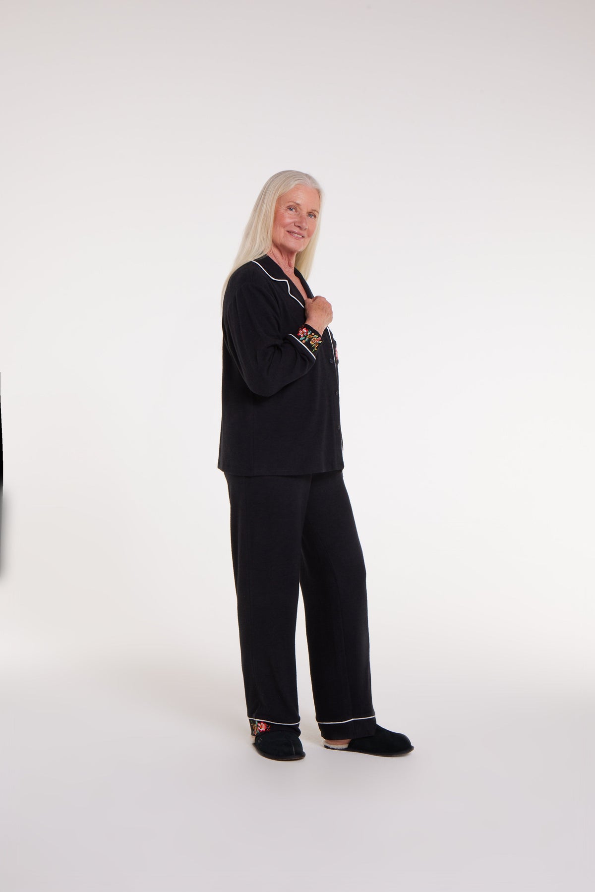 WeloWela Wela Pajama Magnetic Shirt for women in black, front view showing soft fabric and magnetic closures.