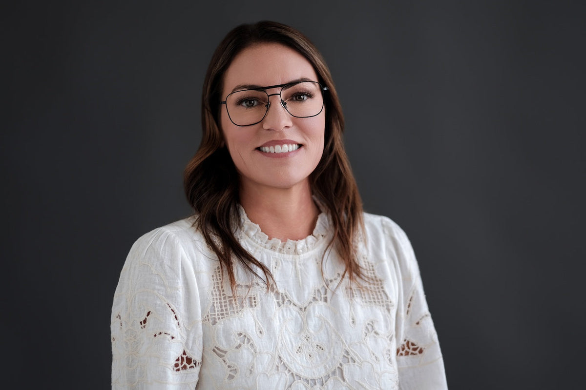 Benny's Eyewear Largo reading glasses with gold frame and 1.00 magnification, stylish and lightweight for comfortable vision.