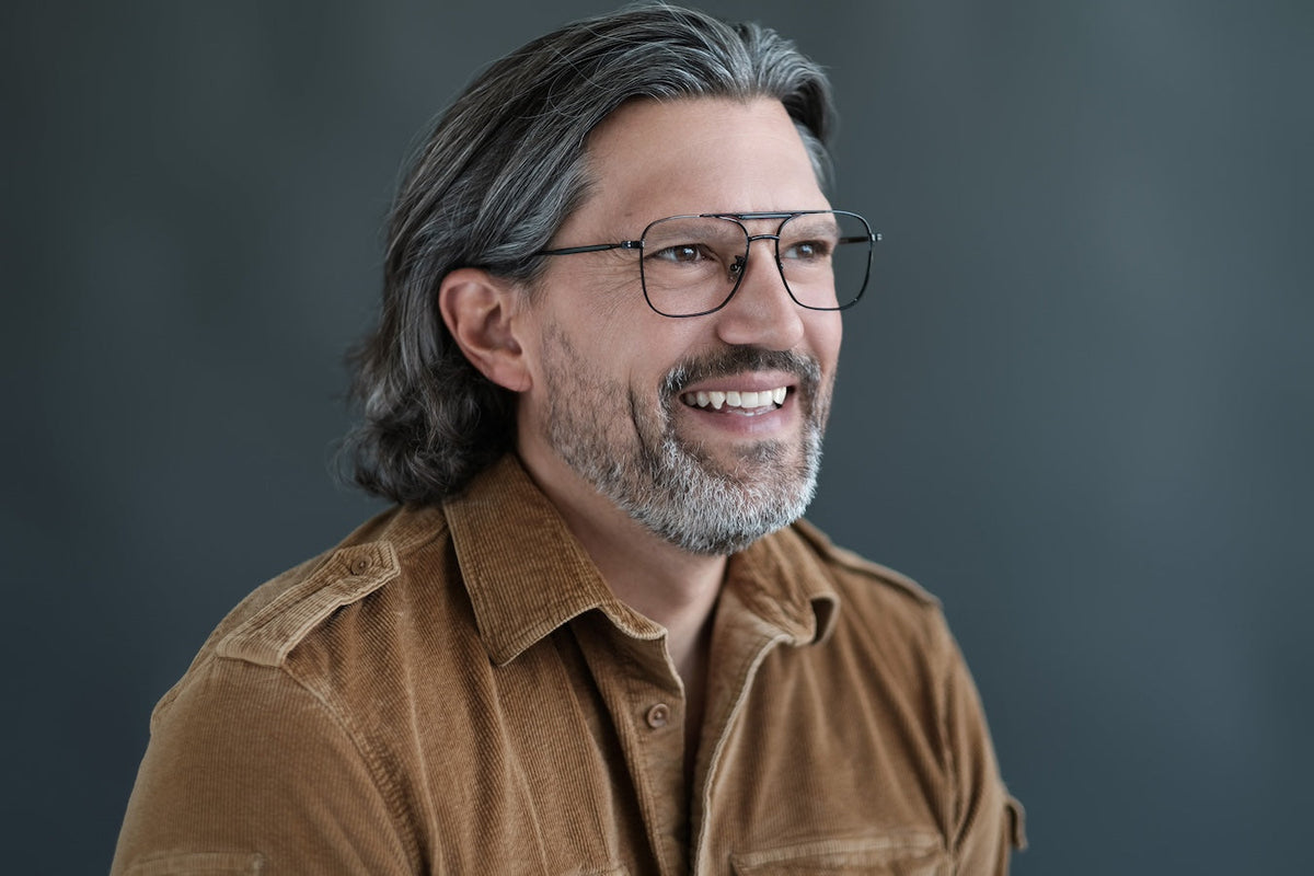 Benny's Eyewear Largo reading glasses with gold frame and clear lenses, designed for comfortable reading.