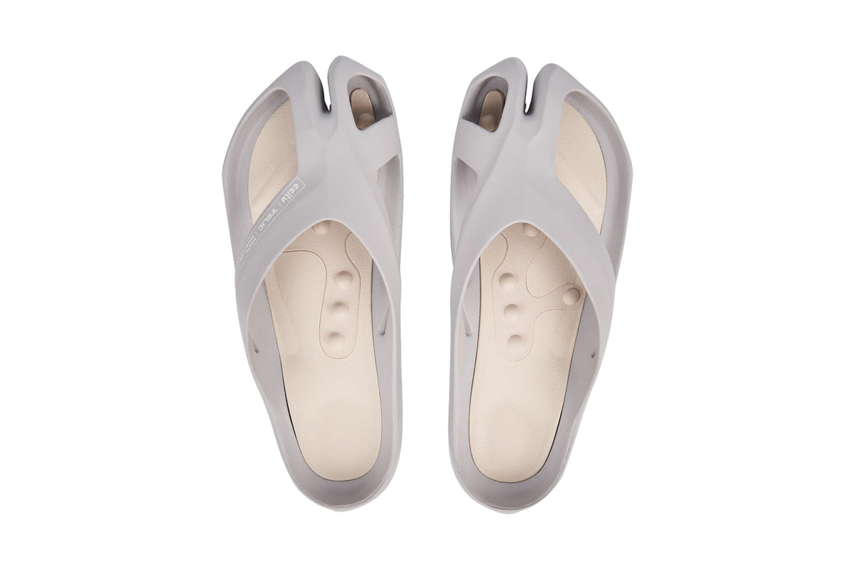 CCILU women's stepping stones caring sandals in platinum grey with a sleek, comfortable design and open-toe style.