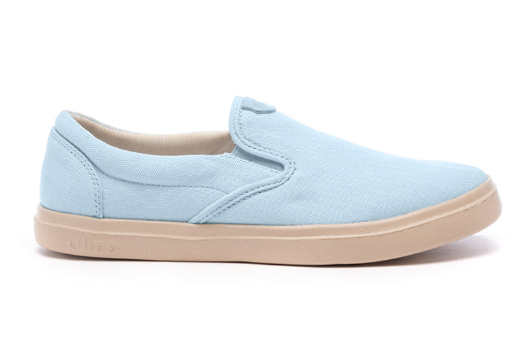 Women's XPRESOLE Cody sneakers by CCILU in black with white soles, featuring a sleek low-top design and comfortable fit.