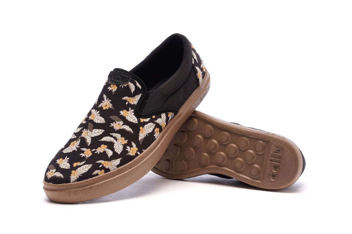 Women's CCILU XpreSole Cody shoes in black with white soles, stylish slip-on sneakers with breathable fabric and casual design.