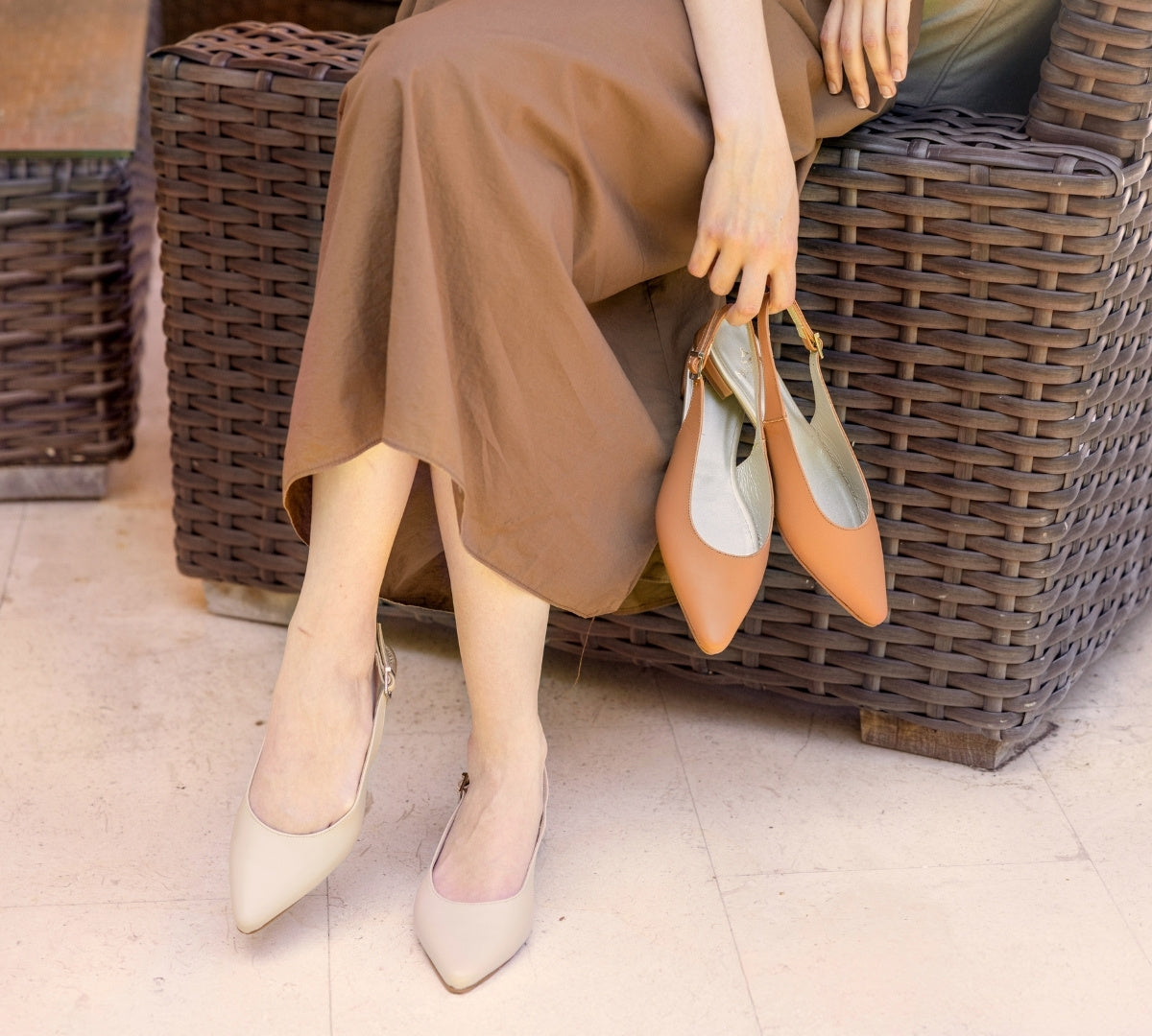 Light beige Charlotte handbag by Menina Step, handcrafted in Spain, with smooth leather and elegant design.