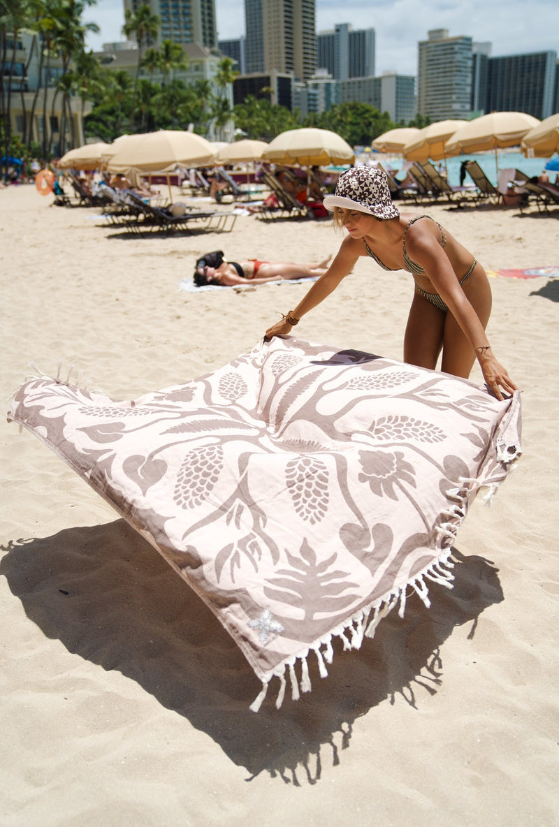 EHA Culture Polynesia Naturelle Turkish beach towel blanket for 2 with vibrant tropical patterns and soft, luxurious fabric.