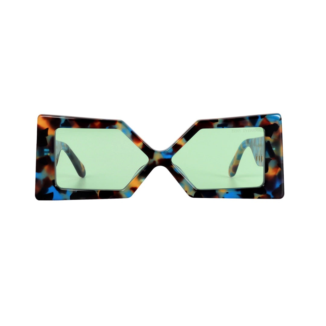 Close-up of EXCLUSIVE EYES MADAME X contact lens case with label, featuring sleek black design and clear branding.