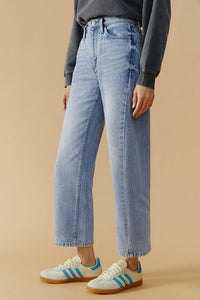 Hey Joanie High-Line Curve Ankle Jeans HJ016, showcasing fitted denim with a high-rise waist and ankle-length cut.