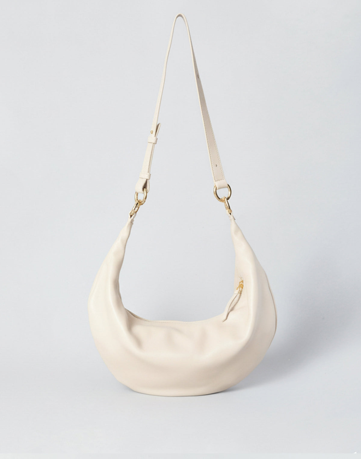 HYER GOODS Ring Bag, off-white hobo bag with rounded ring handle, stylish and versatile for everyday use.
