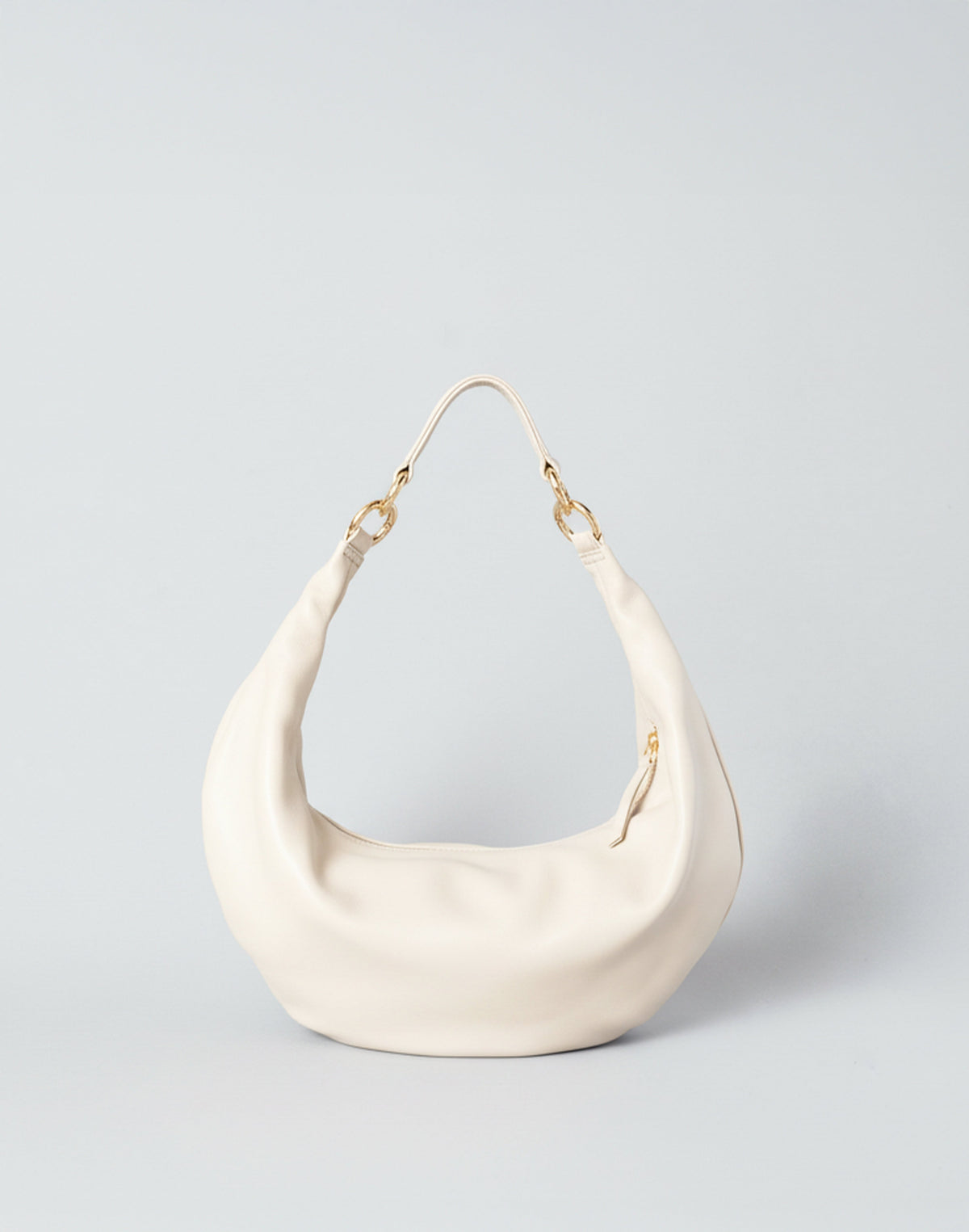 HYER GOODS Ring Bag hobo bag in off-white leather with circular ring detail, stylish and spacious for everyday use.