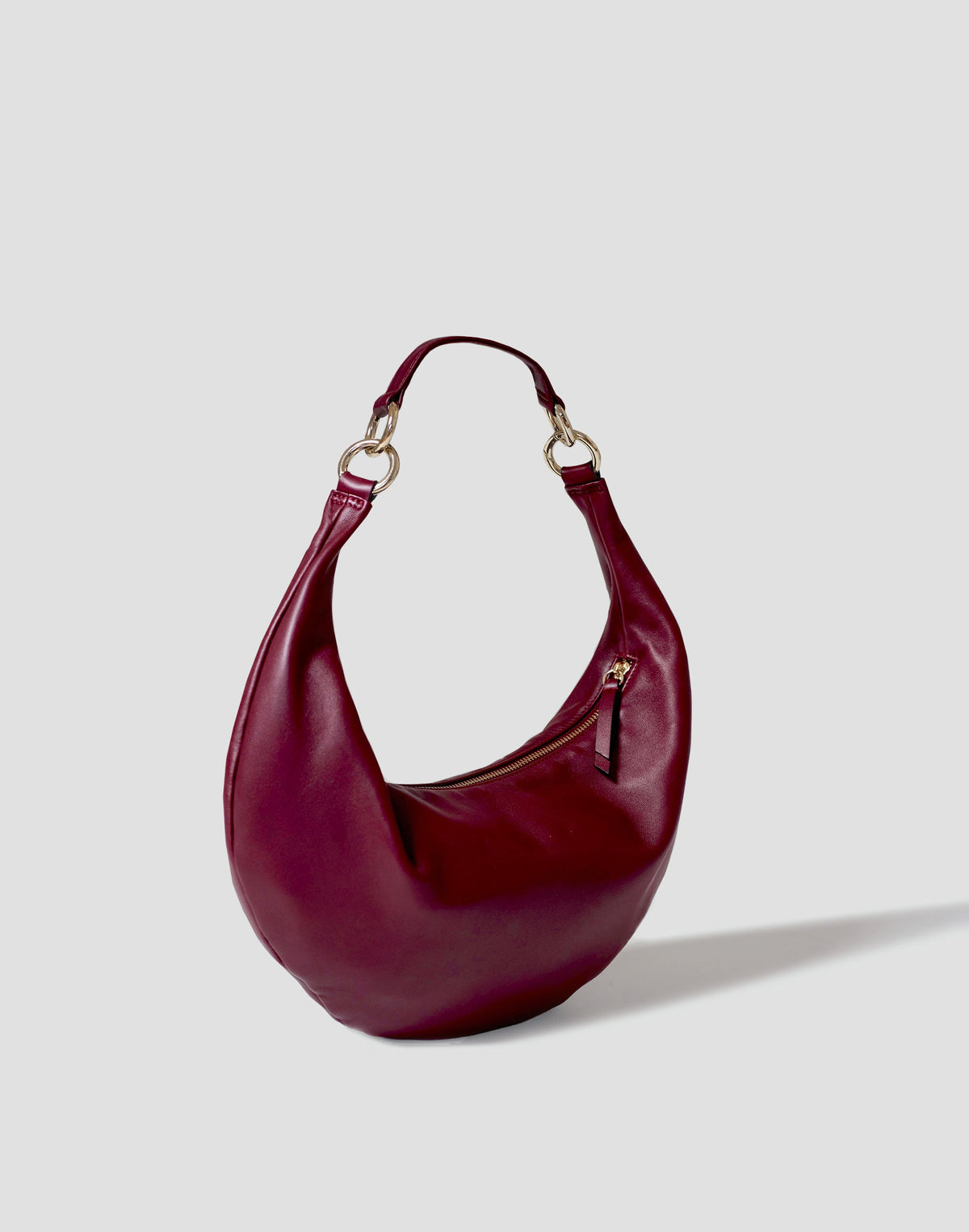HYER GOODS Ring Bag hobo bag in Bordeaux with medium strap, stylish leather design and circular handle detail.