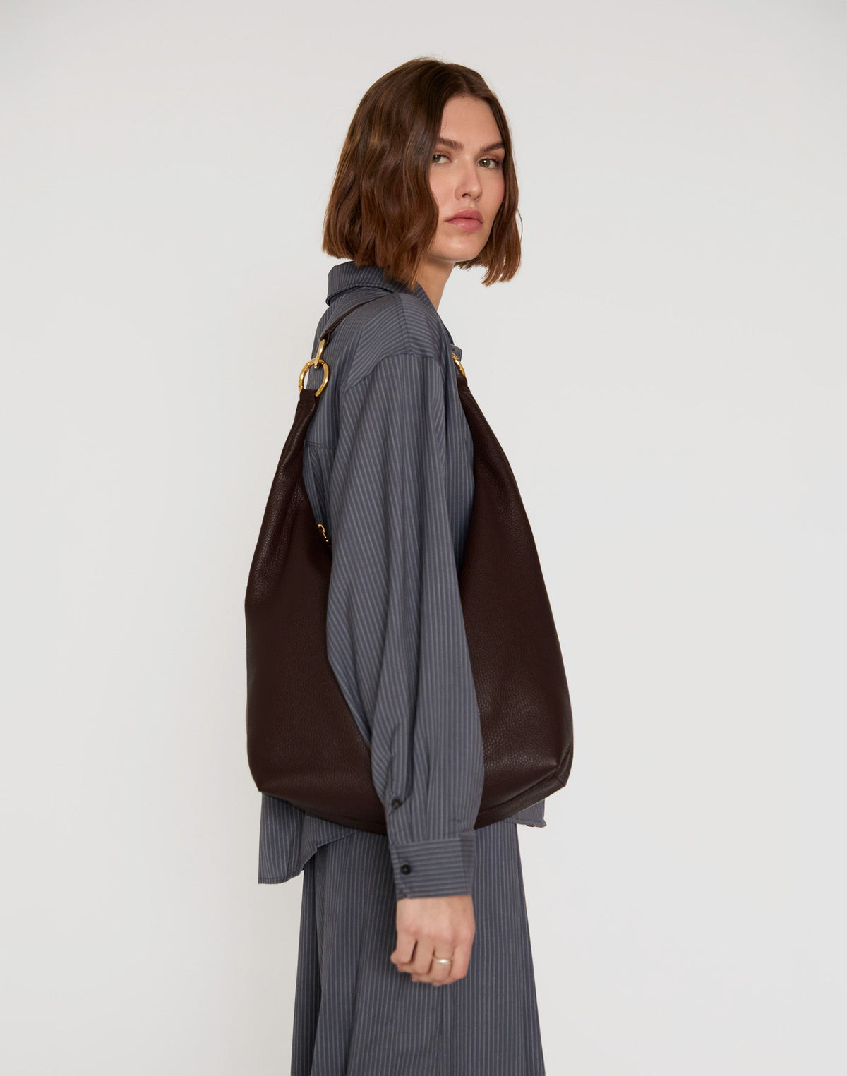 HYER GOODS Hobo Ring Bag in dark chocolate leather, stylish hobo bag with ring handle and spacious interior.