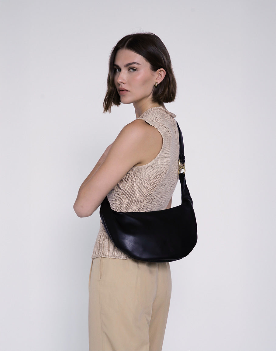 HYER GOODS Piccola Ring Bag hobo bag in black leather with gold hardware, stylish and compact for everyday use