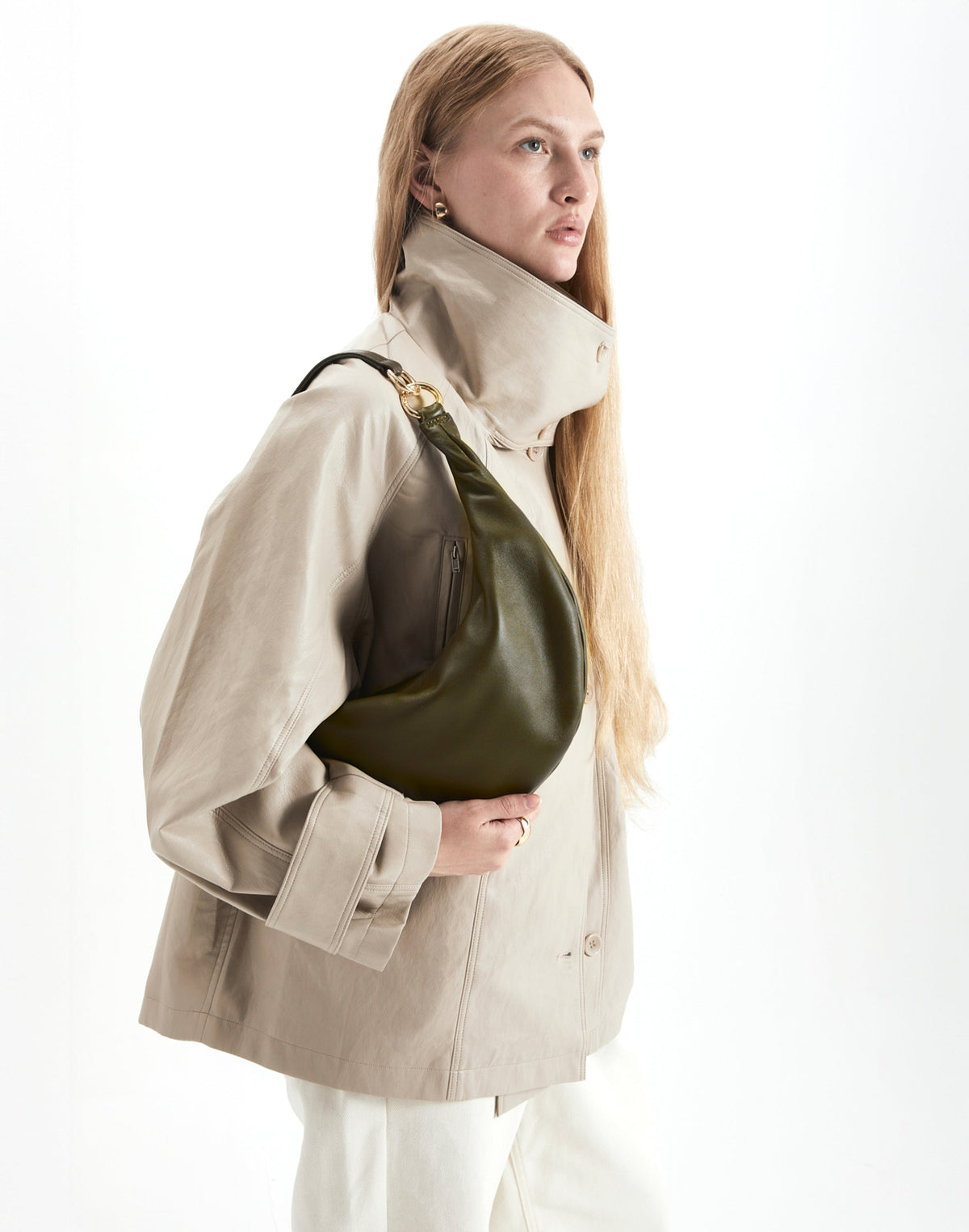 HYER GOODS Piccola Ring Bag hobo bag in olive nappa leather with a circular ring handle and compact design.