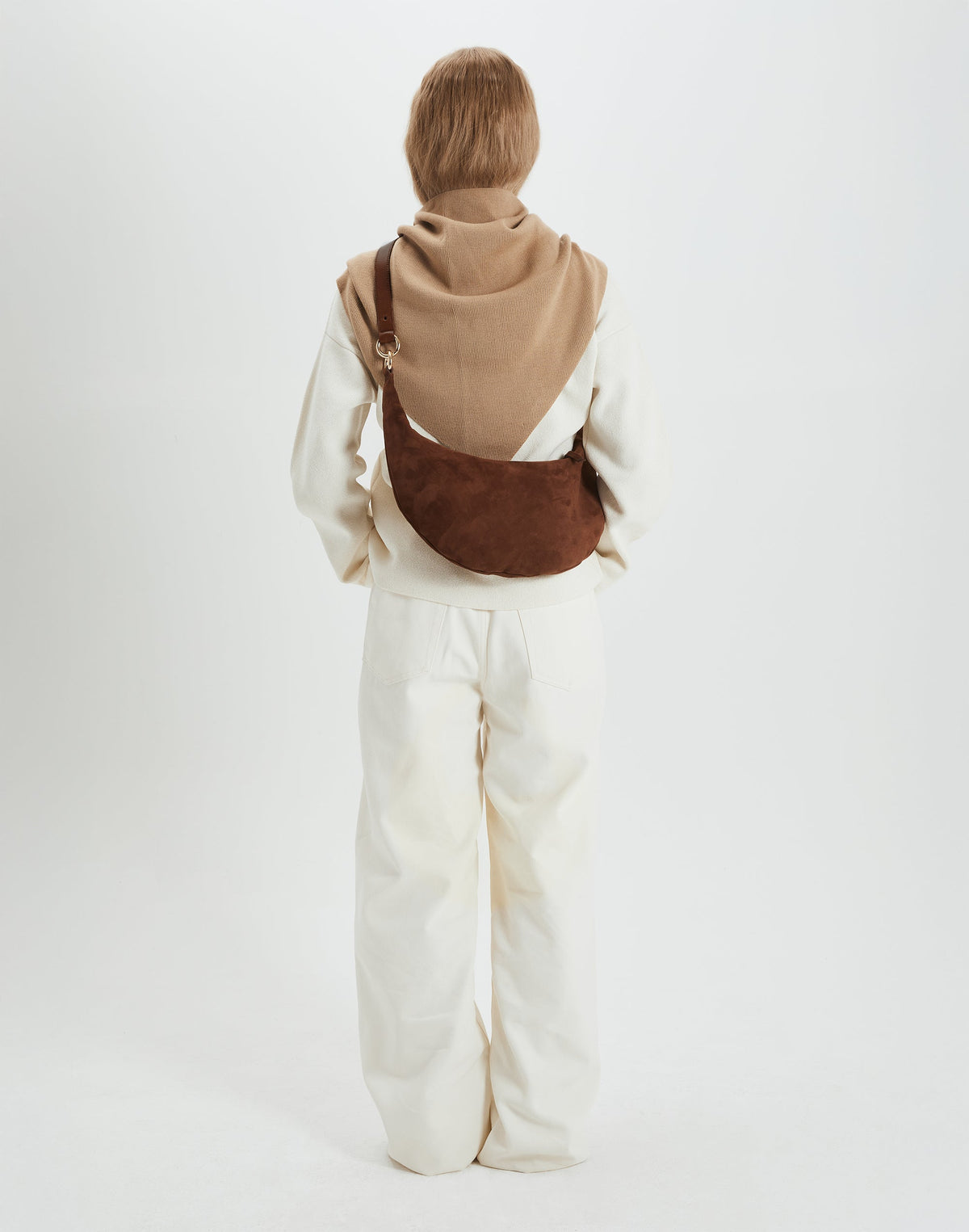 HYER GOODS Piccola Ring Bag hobo bag in praline suede with a circular handle and minimalist design.
