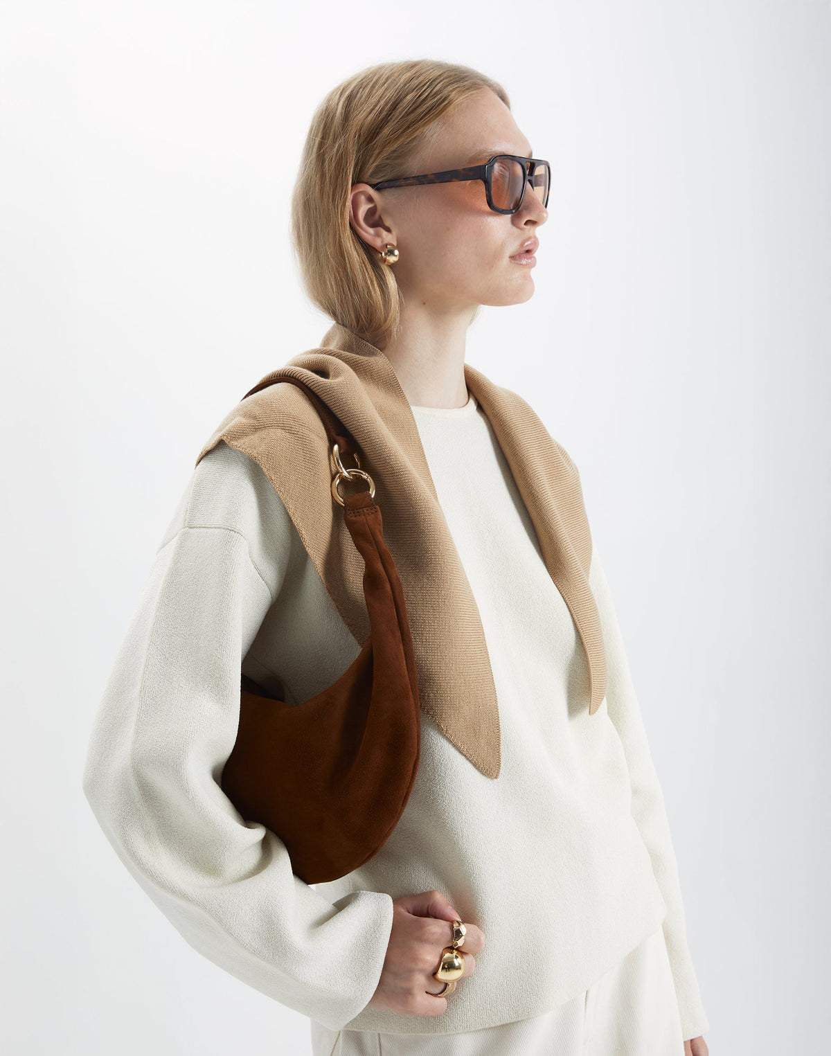 HYER GOODS Piccola Ring Bag hobo bag in praline suede with circular handle and sleek design, perfect for everyday use.