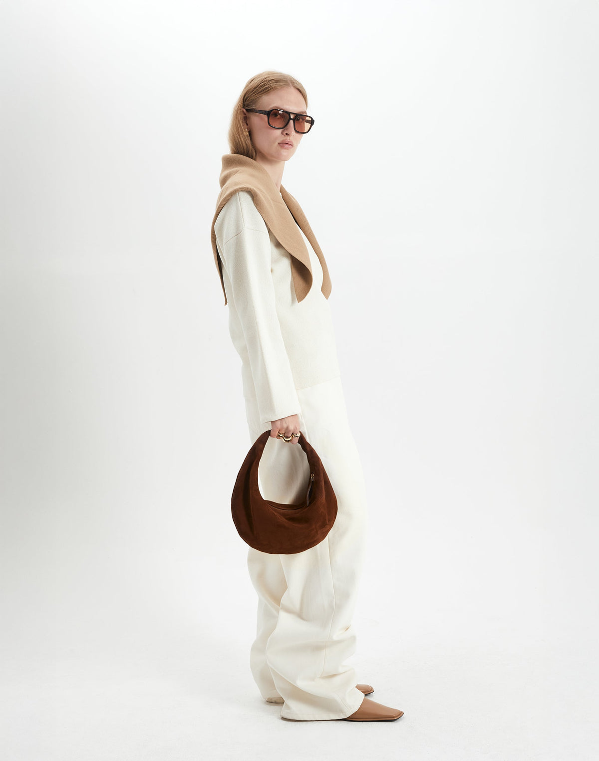 HYER GOODS Piccola Ring Bag hobo bag in praline suede with round ring handle and compact design.